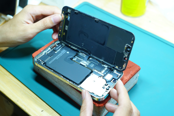 Quy trình khôi phục mặt kính trước iPhone tại Orange Care